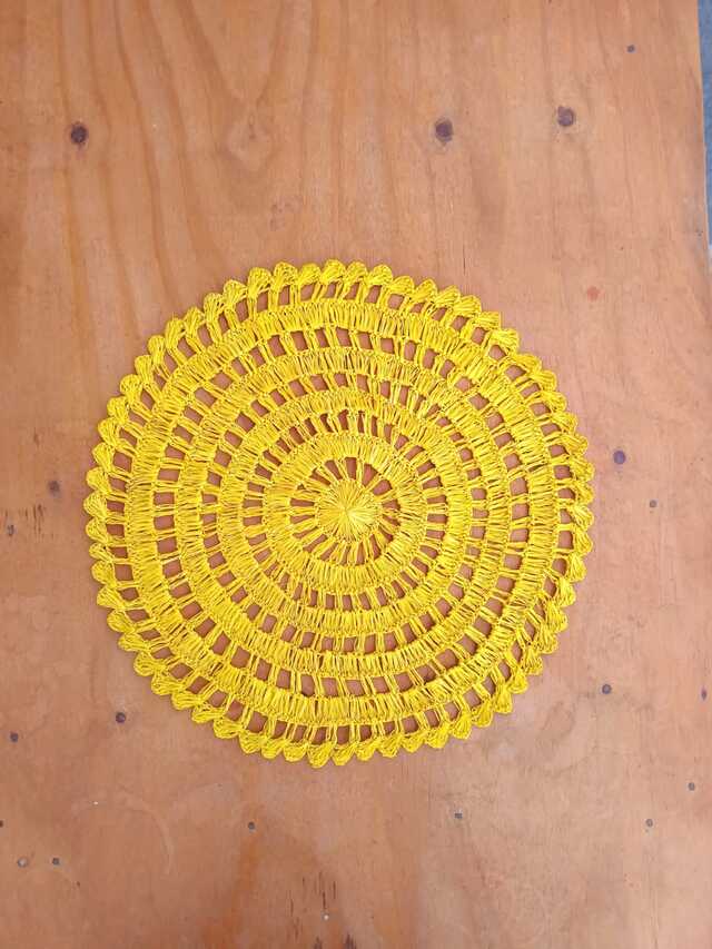 Sousplar amarelo de crochê com fibra de buriti  (PAR)