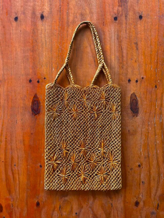 Ecobag marrom escuro feita com fibra de buriti