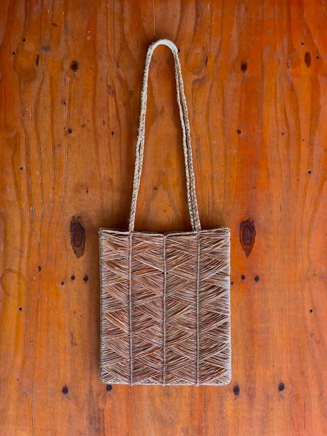 Ecobags Marrom feitas com fibra de buriti Tam.P